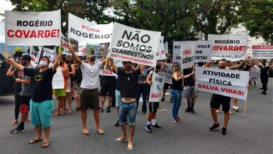 Na porta da residência do prefeito, empresários realizam protesto