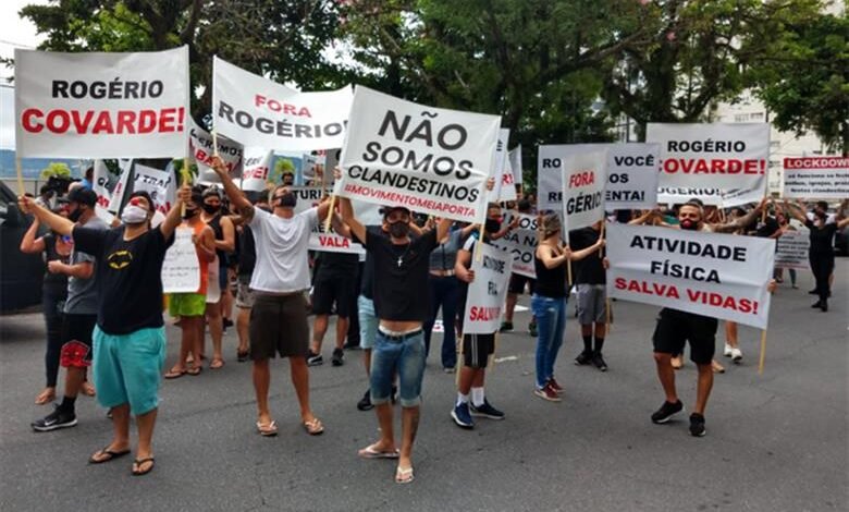 Na porta da residência do prefeito, empresários realizam protesto