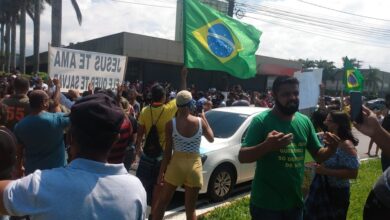 Grupo protesta na porta da Prefeitura de Praia Grande