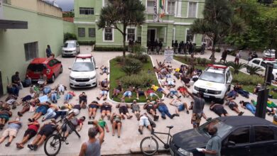 Comerciantes protestam na porta do Paço de São Vicente