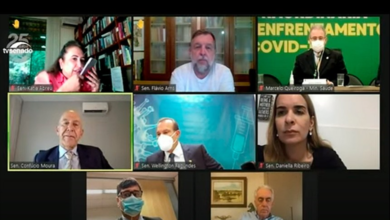 O ministro da Saúde, Marcelo Queiroga, defendeu hoje (29) o uso de máscaras e o distanciamento social por todos os brasileiros. Essas medidas são defendidas por cientistas e infectologistas desde o início da pandemia. Queiroga falou a senadores em audiência pública na comissão temporária criada para acompanhar as ações contra a covid-19. “Se todos os brasileiros usassem máscaras, teríamos efeito quase igual ao da vacinação. Então, usar máscara é uma obrigação de todos os brasileiros, [assim como] evitar aglomerações fúteis”, disse o ministro, em audiência pública na comissão temporária criada no Senado para acompanhar as ações contra a covid-19. Pouco depois, o ministro reforçou a defesa de ações não farmacológicas para conter a escalada do vírus no Brasil. “Do ponto de vista prático, para conseguirmos reduzir essa calamidade, precisamos investir nas medidas de redução de circulação do vírus. Evitar aglomerações, [promover o] distanciamento social, o uso das máscaras e, a critério de cada estado ou município, de acordo com a situação sanitária, aplicar medidas restritivas mais fortes.” Queiroga destacou a importância de uma campanha para evitar aglomerações na Semana Santa. “Nós temos que comunicar à sociedade, de maneira clara, que eles têm que colaborar com as autoridades sanitárias para que consigamos reduzir essa contaminação”. O ministro disse que conversou com um representante da Conferência Nacional dos Bispos do Brasil (CNBB) para alinhar uma campanha de conscientização dos cristãos sobre o uso de máscaras. A postura de Queiroga agradou aos senadores. Já havia uma demanda do Senado por uma postura mais alinhada às opiniões dos cientistas. “As suas palavras já demonstram o quanto você se diferencia e o quanto a gente precisava ouvir isso, diferentemente do que a gente vinha ouvindo por parte de outros ministros, de tudo aquilo que a gente tinha como expectativa”, disse Daniella Ribeiro (PP-PB). “Eu me senti contemplado com a postura, que esperamos ter do Ministério da Saúde. É a postura de um ministro da Saúde que coloca a ciência no altar necessário ao enfrentamento de uma pandemia. E isso é um bom presságio de que existe esperança de virarmos esse jogo”, afirmou Randolfe Rodrigues (Rede-AP). Vacinas Sobre a necessidade de aumentar o ritmo da vacinação no país, o ministro afirmou que o problema é para os próximos três meses, já que grande parte dos imunizantes encomendadas de laboratórios estrangeiros deve chegar no segundo semestre. Ele destacou, no entanto, que o ritmo da vacinação já aumentou, tendo chegado perto da meta de 1 milhão de pessoas imunizadas por dia. “Essa meta já está praticamente atingida, já superamos os 900 mil indivíduos imunizados por dia.” Queiroga disse contar com as vacinas produzidas pelo Instituto Butantan (CoronaVac) e pela Fiocruz (AstraZeneca) para cumprir o calendário. Ele ressaltou, porém, que ouviu do Butantan a informação sobre e atraso na distribuição dos ingredientes para produção dos imunizantes. Nesse caso, o ingrediente farmacêutico ativo (IFA) é importado da China. “Há uma guerra por vacina no mundo inteiro. Temos que ir lá, aonde as doses estão, e brigar por cada dose de vacina.” Para Queiroga, é “legítima” a intenção da iniciativa privada de comprar vacinas, seja para doar integralmente ao Programa Nacional de Imunização (PNI), seja para vacinar seus trabalhadores com uma parte e doar a outra parte. Ele foi cauteloso com essa possibilidade, ao lembrar a necessidade de “ajustes regulatórios”, mas mostrou-se aberto à ideia. “O Ministério da Saúde não vai colocar qualquer tipo de óbice para ampliar a vacinação.” Secretaria de combate à covid-19 O ministro da Saúde Ele reforçou ainda a intenção, já manifestada na semana passada, de criar a Secretaria Extraordinária de Enfrentamento à Pandemia de Covid-19, na qual se concentrariam os esforços do pasta voltados ao combate à doença. “E [para] a estrutura do ministério continuar trabalhando forte em toda a agenda que há dentro da saúde brasileira.” Queiroga também pediu o apoio dos senadores no combate à pandemia e se comparou a um jogador de futebol prestes a bater um pênalti decisivo em uma Copa do Mundo. “O que esse ministro precisa de vocês é do voto de confiança de cada um para que, juntos, essa nação, que se une em Copa do Mundo, se una no enfrentamento à pandemia, e a gente consiga, num curto espaço de tempo, vencer a pandemia, retomar as nossas atividades normais.”