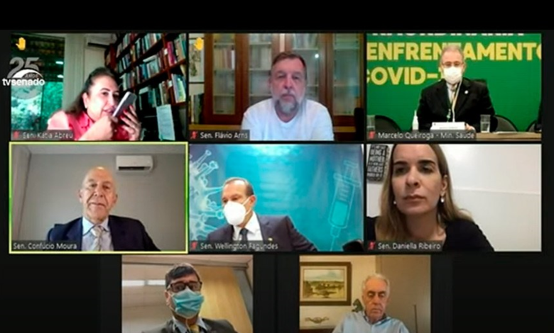 O ministro da Saúde, Marcelo Queiroga, defendeu hoje (29) o uso de máscaras e o distanciamento social por todos os brasileiros. Essas medidas são defendidas por cientistas e infectologistas desde o início da pandemia. Queiroga falou a senadores em audiência pública na comissão temporária criada para acompanhar as ações contra a covid-19. “Se todos os brasileiros usassem máscaras, teríamos efeito quase igual ao da vacinação. Então, usar máscara é uma obrigação de todos os brasileiros, [assim como] evitar aglomerações fúteis”, disse o ministro, em audiência pública na comissão temporária criada no Senado para acompanhar as ações contra a covid-19. Pouco depois, o ministro reforçou a defesa de ações não farmacológicas para conter a escalada do vírus no Brasil. “Do ponto de vista prático, para conseguirmos reduzir essa calamidade, precisamos investir nas medidas de redução de circulação do vírus. Evitar aglomerações, [promover o] distanciamento social, o uso das máscaras e, a critério de cada estado ou município, de acordo com a situação sanitária, aplicar medidas restritivas mais fortes.” Queiroga destacou a importância de uma campanha para evitar aglomerações na Semana Santa. “Nós temos que comunicar à sociedade, de maneira clara, que eles têm que colaborar com as autoridades sanitárias para que consigamos reduzir essa contaminação”. O ministro disse que conversou com um representante da Conferência Nacional dos Bispos do Brasil (CNBB) para alinhar uma campanha de conscientização dos cristãos sobre o uso de máscaras. A postura de Queiroga agradou aos senadores. Já havia uma demanda do Senado por uma postura mais alinhada às opiniões dos cientistas. “As suas palavras já demonstram o quanto você se diferencia e o quanto a gente precisava ouvir isso, diferentemente do que a gente vinha ouvindo por parte de outros ministros, de tudo aquilo que a gente tinha como expectativa”, disse Daniella Ribeiro (PP-PB). “Eu me senti contemplado com a postura, que esperamos ter do Ministério da Saúde. É a postura de um ministro da Saúde que coloca a ciência no altar necessário ao enfrentamento de uma pandemia. E isso é um bom presságio de que existe esperança de virarmos esse jogo”, afirmou Randolfe Rodrigues (Rede-AP). Vacinas Sobre a necessidade de aumentar o ritmo da vacinação no país, o ministro afirmou que o problema é para os próximos três meses, já que grande parte dos imunizantes encomendadas de laboratórios estrangeiros deve chegar no segundo semestre. Ele destacou, no entanto, que o ritmo da vacinação já aumentou, tendo chegado perto da meta de 1 milhão de pessoas imunizadas por dia. “Essa meta já está praticamente atingida, já superamos os 900 mil indivíduos imunizados por dia.” Queiroga disse contar com as vacinas produzidas pelo Instituto Butantan (CoronaVac) e pela Fiocruz (AstraZeneca) para cumprir o calendário. Ele ressaltou, porém, que ouviu do Butantan a informação sobre e atraso na distribuição dos ingredientes para produção dos imunizantes. Nesse caso, o ingrediente farmacêutico ativo (IFA) é importado da China. “Há uma guerra por vacina no mundo inteiro. Temos que ir lá, aonde as doses estão, e brigar por cada dose de vacina.” Para Queiroga, é “legítima” a intenção da iniciativa privada de comprar vacinas, seja para doar integralmente ao Programa Nacional de Imunização (PNI), seja para vacinar seus trabalhadores com uma parte e doar a outra parte. Ele foi cauteloso com essa possibilidade, ao lembrar a necessidade de “ajustes regulatórios”, mas mostrou-se aberto à ideia. “O Ministério da Saúde não vai colocar qualquer tipo de óbice para ampliar a vacinação.” Secretaria de combate à covid-19 O ministro da Saúde Ele reforçou ainda a intenção, já manifestada na semana passada, de criar a Secretaria Extraordinária de Enfrentamento à Pandemia de Covid-19, na qual se concentrariam os esforços do pasta voltados ao combate à doença. “E [para] a estrutura do ministério continuar trabalhando forte em toda a agenda que há dentro da saúde brasileira.” Queiroga também pediu o apoio dos senadores no combate à pandemia e se comparou a um jogador de futebol prestes a bater um pênalti decisivo em uma Copa do Mundo. “O que esse ministro precisa de vocês é do voto de confiança de cada um para que, juntos, essa nação, que se une em Copa do Mundo, se una no enfrentamento à pandemia, e a gente consiga, num curto espaço de tempo, vencer a pandemia, retomar as nossas atividades normais.”