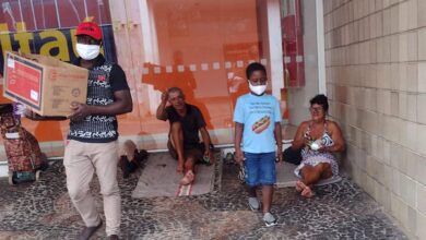 Menino celebra aniversário dando presentes a moradores de rua