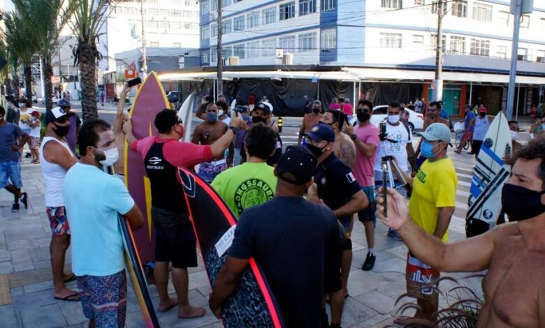 Surfistas protestam e pedem liberação das praias de Praia Grande