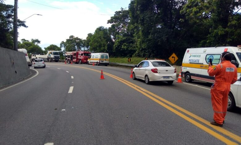 Rodovia dos Tamoios é interditada em Caraguatatuba