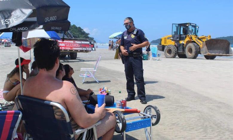 Trator é usado para expulsar banhistas