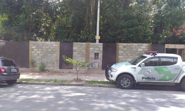 Homem é multado por desmatar área de mata