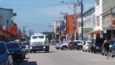 Criminosos usam metralhadoras para roubar carro-forte