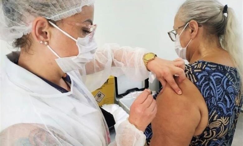 Cidades da Baixada Santista começam vacina em idosos com 65 anos