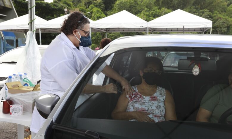 Idosos com 64 anos começam a ser vacinados no Litoral