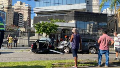 Carros se envolvem em acidente em avenida de Santos