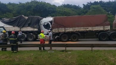 Duas carretas batem e deixa um ferido na Anchieta
