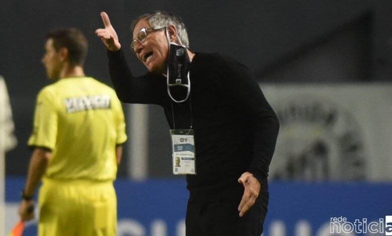 Corinthians vence o Santos na Vila e Ariel Holan pede demissão