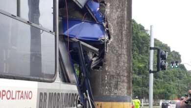 Cinco pessoas ficam feridas em acidente com ônibus