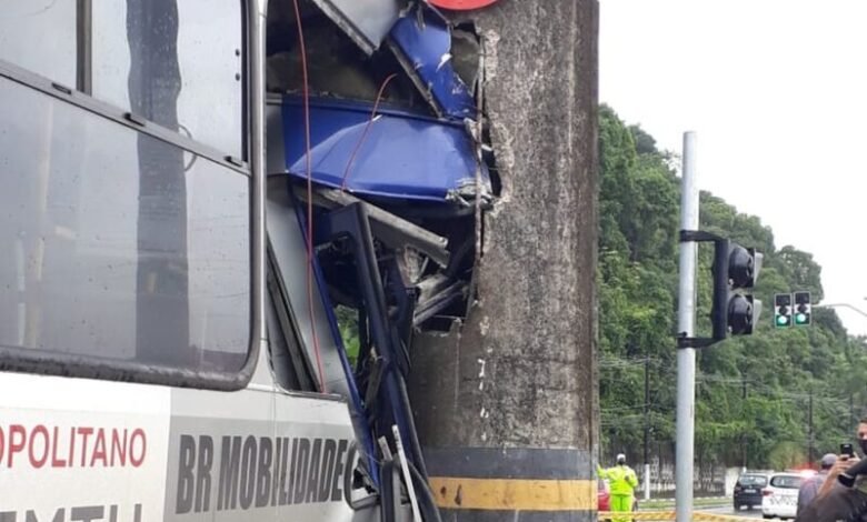 Cinco pessoas ficam feridas em acidente com ônibus