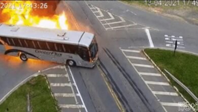 Um acidente envolvendo um carro, caminhão e um ônibus foi registrado por câmeras de segurança na rodovia PR-423, em Campo Largo, Região Metropolitana de Curitiba.