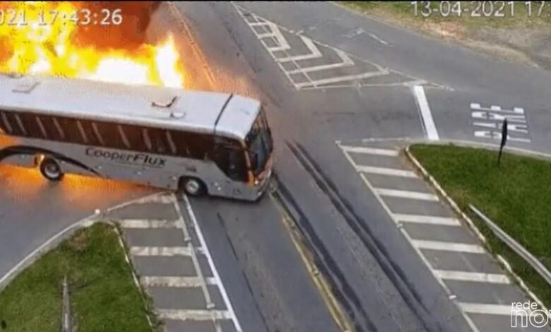 Um acidente envolvendo um carro, caminhão e um ônibus foi registrado por câmeras de segurança na rodovia PR-423, em Campo Largo, Região Metropolitana de Curitiba.