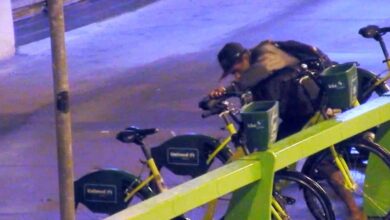 Homem é flagrado furtando bicicletas públicas e vai preso