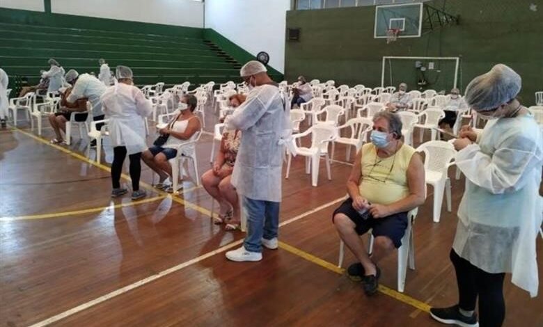 Vacina contra a Covid-19 segue em Santos