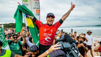 Gabriel Medina vence e é líder do Mundial de Surfe