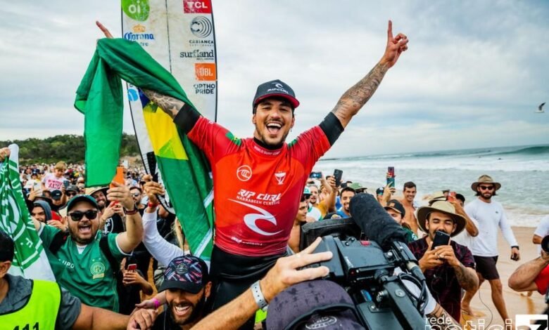 Gabriel Medina vence e é líder do Mundial de Surfe