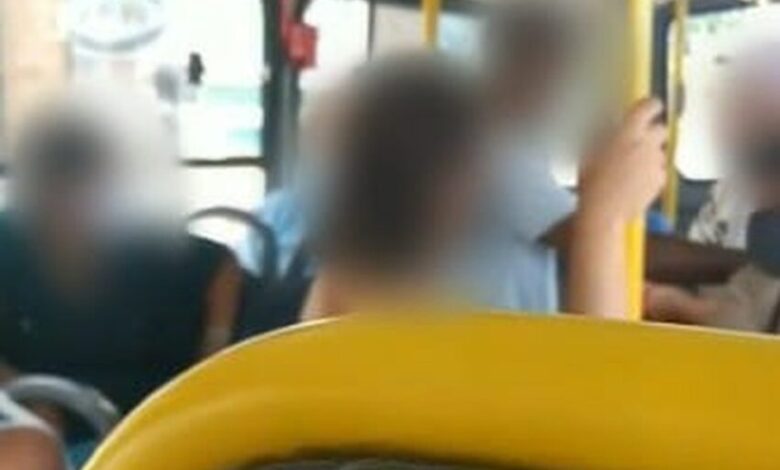 Mulher comete ofensa racial dentro de ônibus de Praia Grande