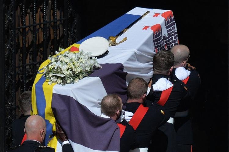 Príncipe Philip é sepultado em cerimônia restrita - Litoral SP