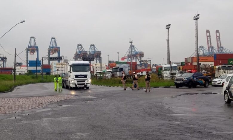 Caminhões são barrados em operação do Porto de Santos