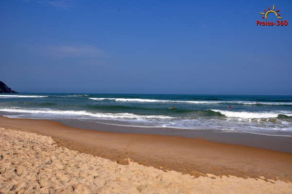 Surfistas ignoram proibição e invadem praia de Guarujá