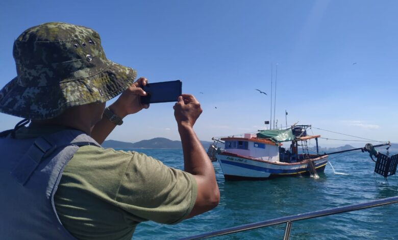 Polícia Ambiental flagra pesca de camarão e raia