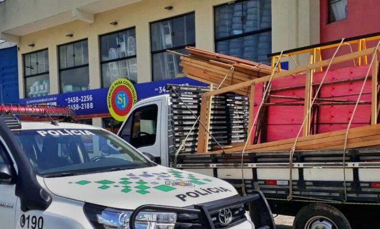 Polícia Ambiental impede transporte irregular de madeira