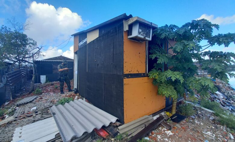 Barraco demolido em mangue tinha ar condicionado instalado