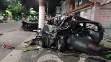 Carro descontrolado bate em veículos estacionados em Santos