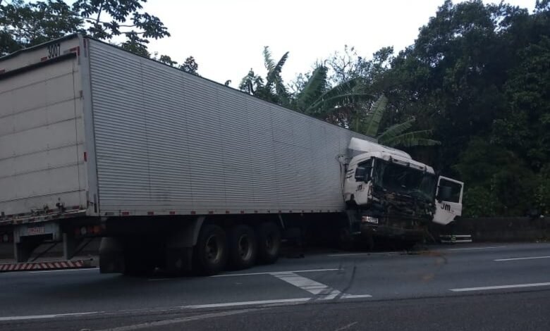 Carreta sofre acidente e bloqueia a Rodovia Anchieta