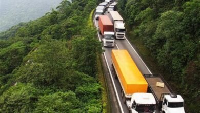 Carretas se envolvem em acidente e congestionam a Anchieta