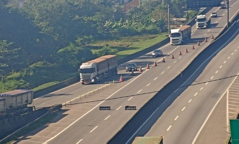 Caminhões batem e provocam interdição na Anchieta