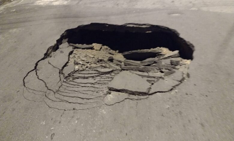 Asfalto de rua de Santos cede e trânsito é interditado