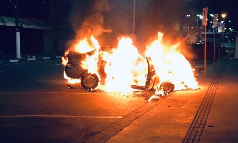 Carro pega fogo e fica totalmente destruído no Guarujá