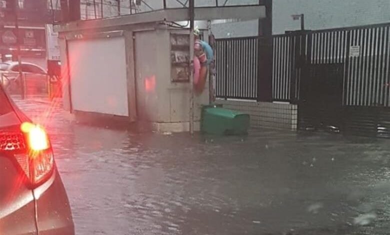 Chuva forte inunda várias vias de Santos