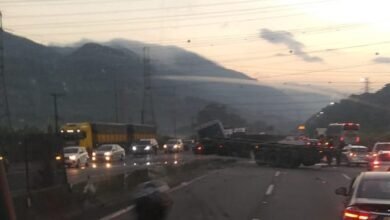 Carreta fica atravessada em rodovia de Cubatão