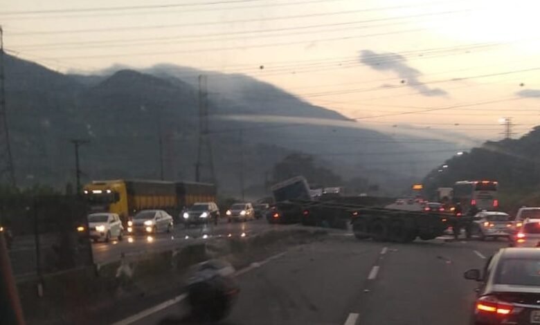 Carreta fica atravessada em rodovia de Cubatão