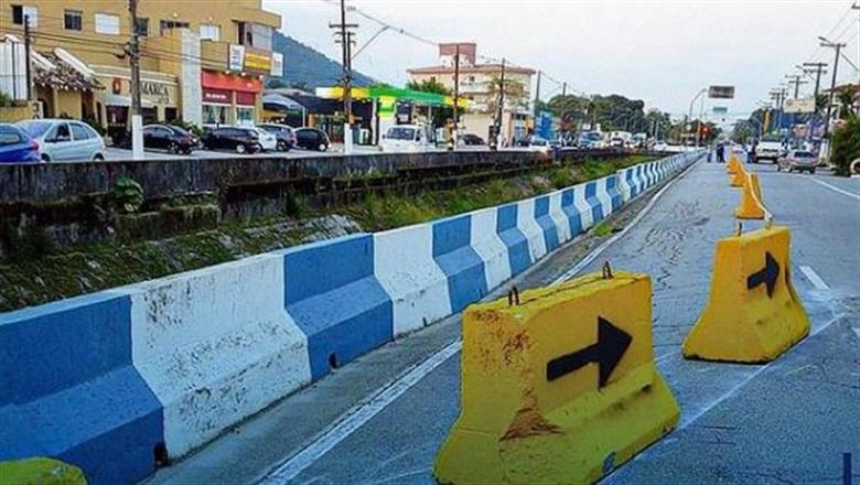 Avenida Dom Pedro I é interditada pela Prefeitura de Guarujá