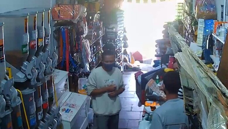 Falso cliente distrai vendedora enquanto comparsa furta celular de petshop em Mongaguá