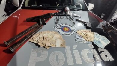 Um homem que estava com uma metralhadora, uma pistola, carregadores, munição tentou subornar PMs e acabou preso. Os Policiais Militares faziam
