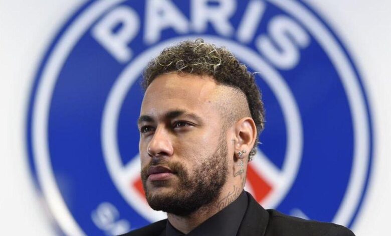 O atacante brasileiro Neymar renovou contrato com o Paris Saint-Germain até 2025, afirmou o clube francês neste sábado (8). O jogador de 29 anos, contratado