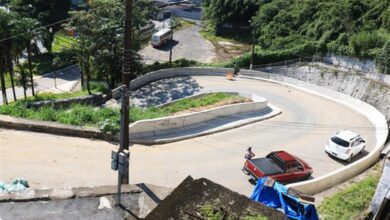 Rua de morro de Santos tem obras de melhorias para o tráfego de veículos