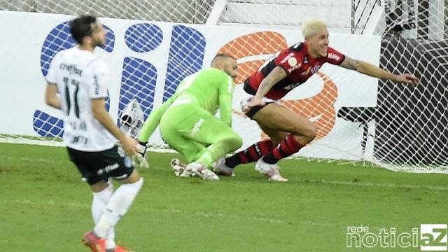 No jogo entre os últimos campeões Brasileiros, Flamengo bate o Palmeiras