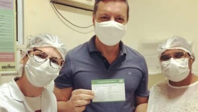 Prefeito de Santos é vacinado contra a Covid-19