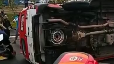 Ambulância do SAMU é atingida por veículo e tomba com paciente dentro