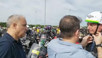 O presidente Jair Bolsonaro (sem partido) reuniu apoiadores neste domingo (23) em passeio de moto realizado na cidade do Rio de Janeiro.